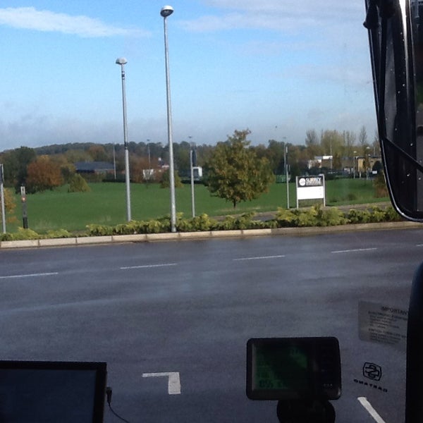 รูปภาพถ่ายที่ Surrey Sports Park โดย Colin I. เมื่อ 11/12/2013