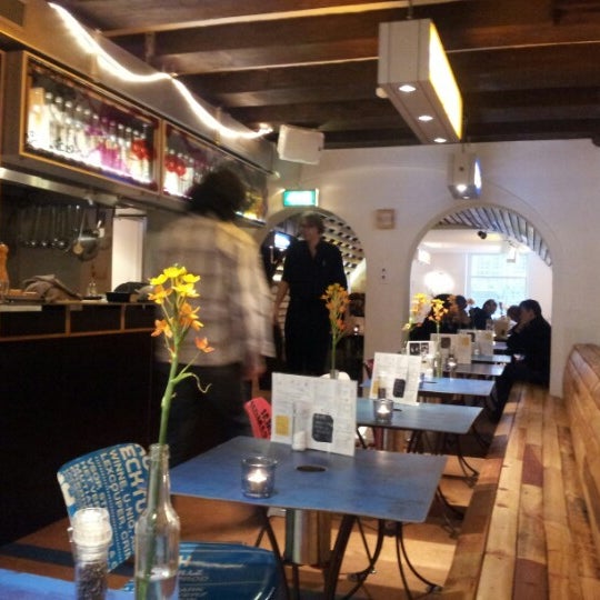 Das Foto wurde bei MOES eet- en drinklokaal von Miguelevil am 1/20/2013 aufgenommen