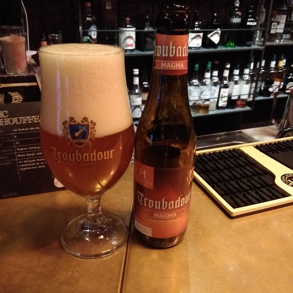 Un superbe bar. Des serveurs au top. J'en ai fait mon point de chute du soir pendant mon déplacement sur Bruxelles. Je recommande vivement. Laisser vous guider pour le choix des bières !