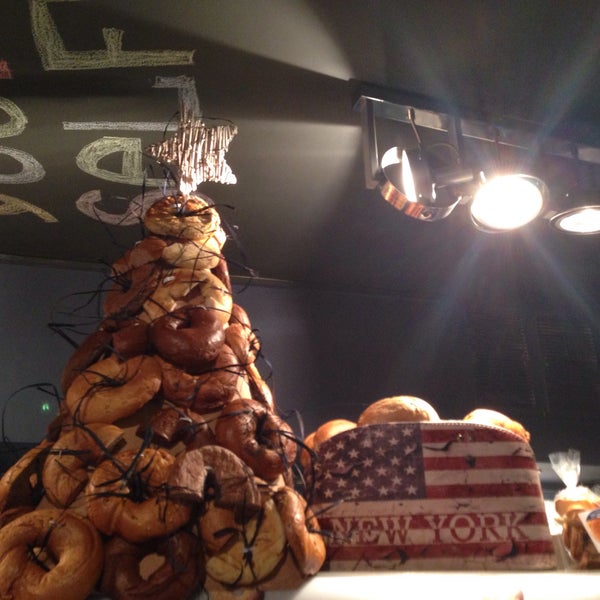 12/25/2014 tarihinde Olga O.ziyaretçi tarafından New-York Bagel Cafe'de çekilen fotoğraf