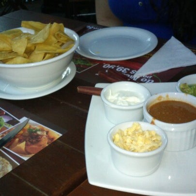 Foto diambil di El Tambo Bar &amp; Restaurante oleh Rafael P. pada 1/18/2013