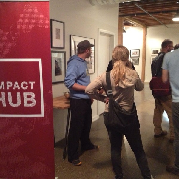 รูปภาพถ่ายที่ Impact Hub Philly โดย Lauren S. เมื่อ 10/10/2013