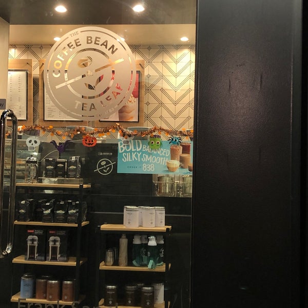 Photo taken at The Coffee Bean &amp; Tea Leaf by Aziz 🥥 on 10/15/2019