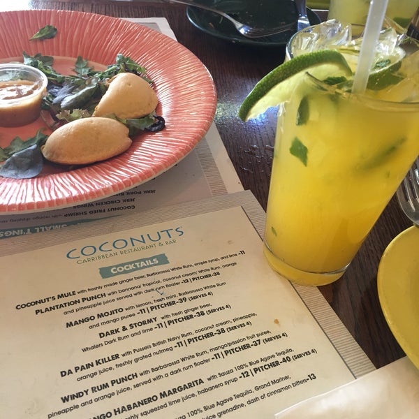 Das Foto wurde bei Coconuts Caribbean Restaurant &amp; Bar von Jennifer H. am 5/12/2018 aufgenommen