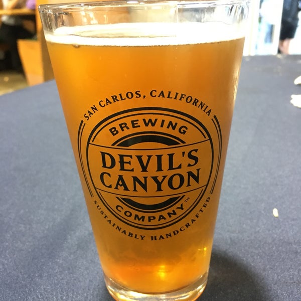 Foto tirada no(a) Devil&#39;s Canyon Brewing Company por Jennifer H. em 8/24/2019