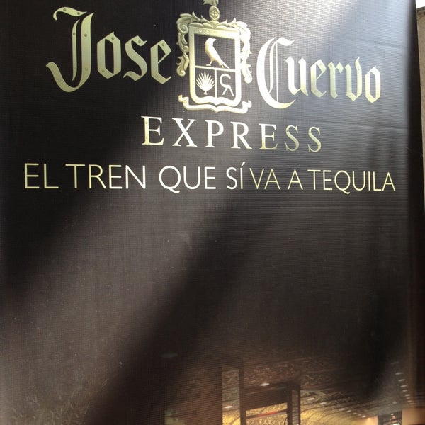 รูปภาพถ่ายที่ Jose Cuervo Express โดย Galo G. เมื่อ 5/4/2013