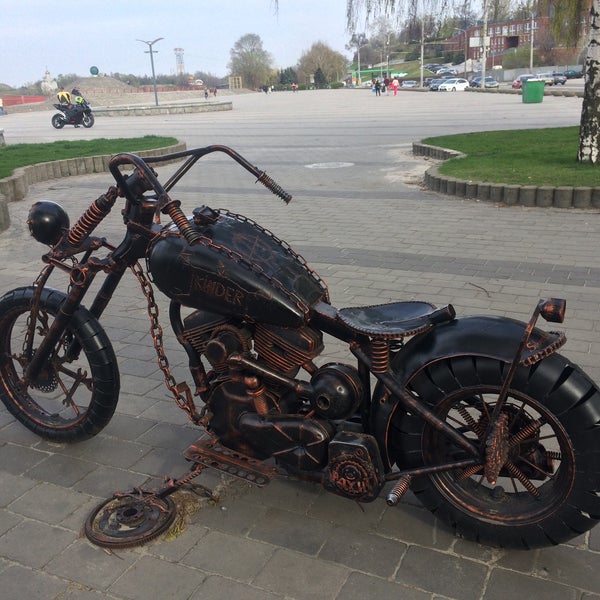 Памятник мотоциклу в Тюмени