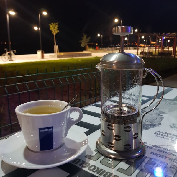 Foto diambil di Ottoman17 Cafe &amp; Bar oleh Aykut pada 9/18/2019