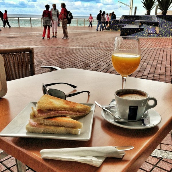 Sientate frente a la barra de Las Canteras y disfruta de tu desayuno o comida con vistas al mar en un lugar acogedor y bien atendido.