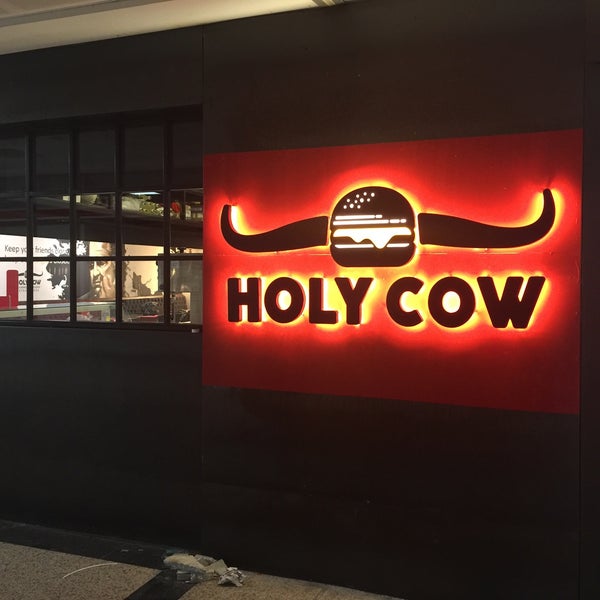 Photo taken at Holy Cow Gourmet Burgers &amp; Steakhouse by Doğa U. on 3/29/2017
