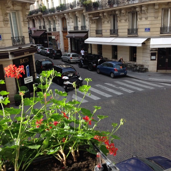 รูปภาพถ่ายที่ Hôtel de la Trémoille โดย Lee K. เมื่อ 7/1/2013