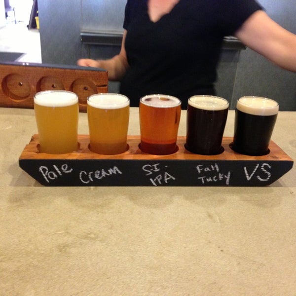 10/13/2013 tarihinde Lisa M.ziyaretçi tarafından Fallbrook Brewing Company'de çekilen fotoğraf