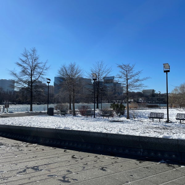 Photo taken at Georgetown Waterfront Park by Gilsinei H. on 1/21/2024