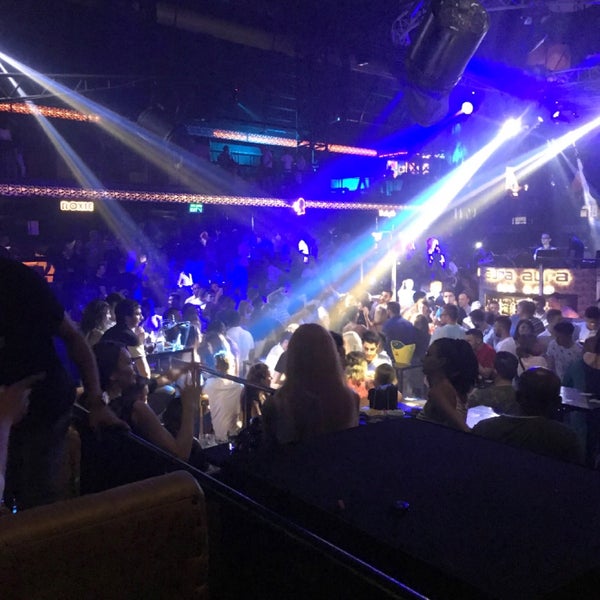รูปภาพถ่ายที่ Club Vegas โดย Zafer K. เมื่อ 9/13/2018