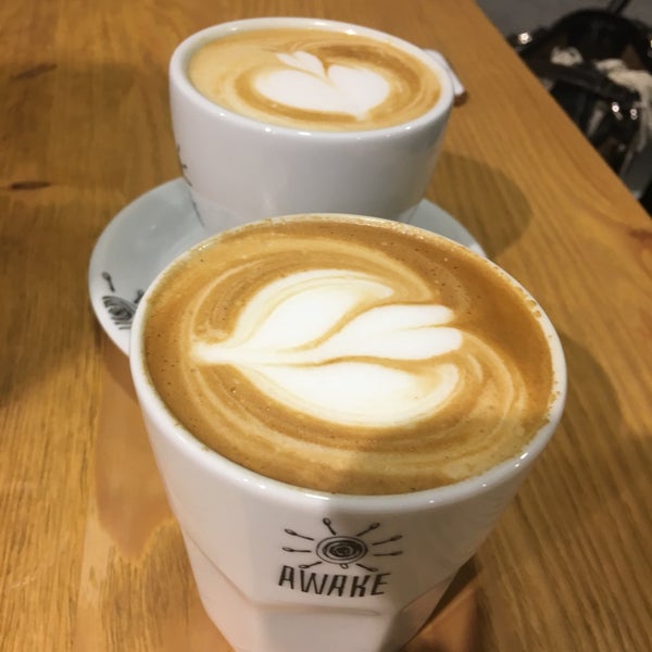 รูปภาพถ่ายที่ Awake Coffee &amp; Espresso โดย Nur G. เมื่อ 3/9/2017