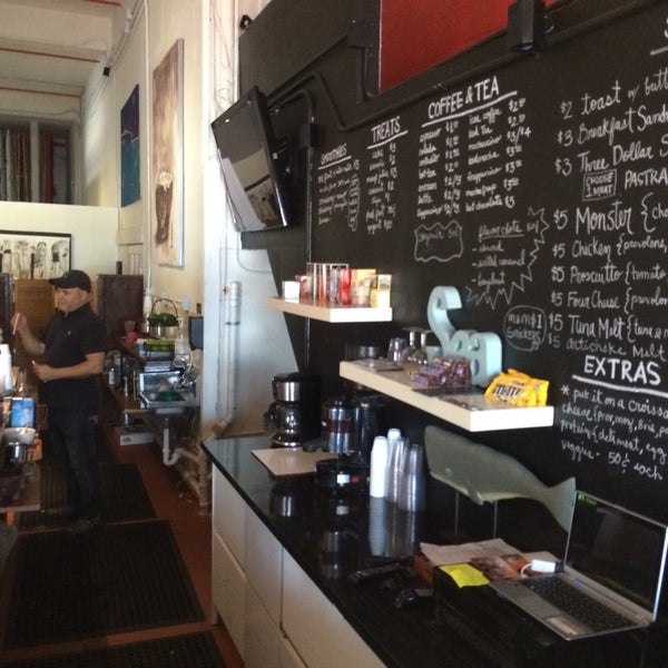 4/24/2014 tarihinde Jamyn E.ziyaretçi tarafından Wynwood Cafe'de çekilen fotoğraf