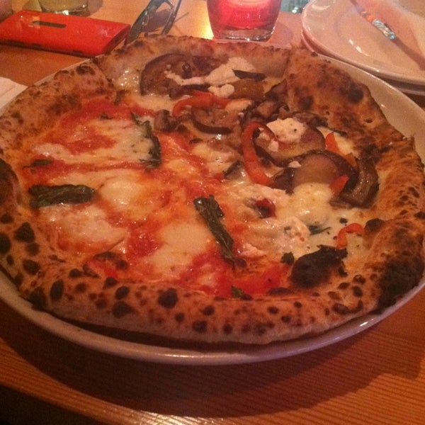 Снимок сделан в Tutta Bella Neapolitan Pizzeria пользователем Mary D. 7/25/2013