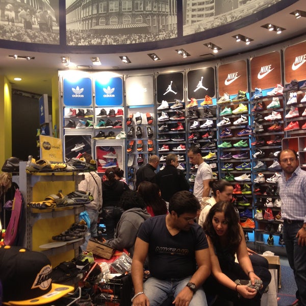 keuken dikte harpoen Champs Sports - Sporting Goods Shop in Theater District