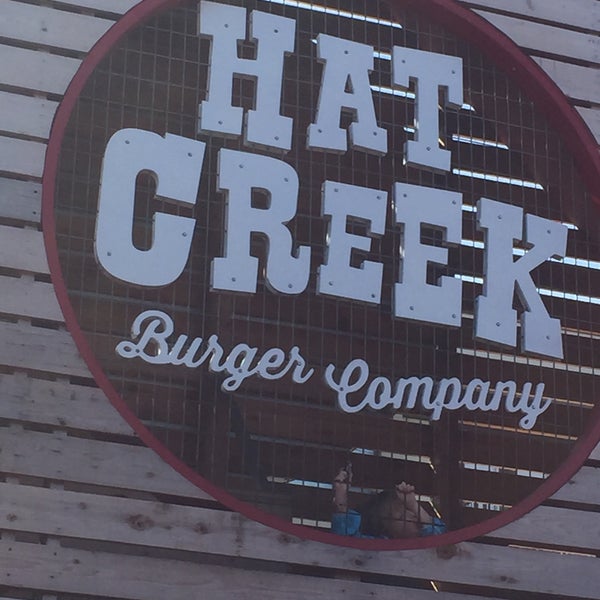 Foto scattata a Hat Creek Burger Co. da Brandon T. il 2/14/2015