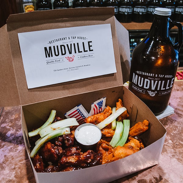 7/8/2015 tarihinde Mudville Restaurant &amp; Tap Houseziyaretçi tarafından Mudville Restaurant &amp; Tap House'de çekilen fotoğraf