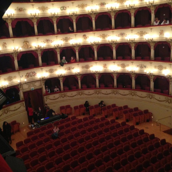 Пезаро италия театр. Оперный фестиваль россини в пезаро. Театр россини. Teatro rossini (lugo). Teatro la fenice.