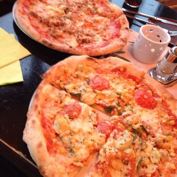 Photo taken at Pizzeria Gallus by Fellipe P. on 12/1/2014