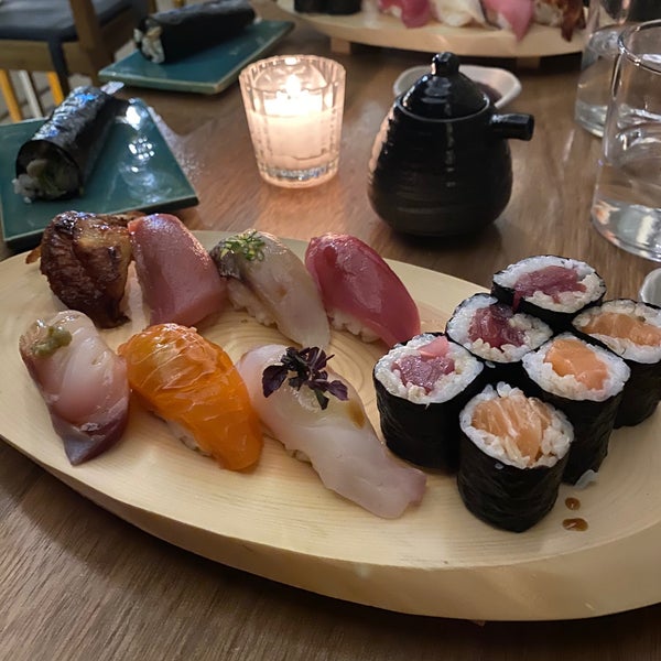 รูปภาพถ่ายที่ Yoru Handroll and Sushi Bar โดย Delfi S. เมื่อ 1/25/2020