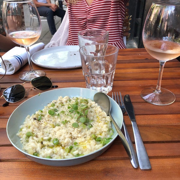 Das Foto wurde bei St Tropez Restaurant &amp; Wine Bar von Delfi S. am 5/19/2019 aufgenommen