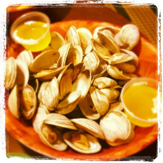รูปภาพถ่ายที่ Snockey&#39;s Oyster &amp; Crab House โดย Lauren L. เมื่อ 12/18/2012