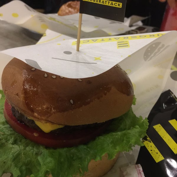 รูปภาพถ่ายที่ Burger Attack โดย Eylem Ç. เมื่อ 11/28/2018