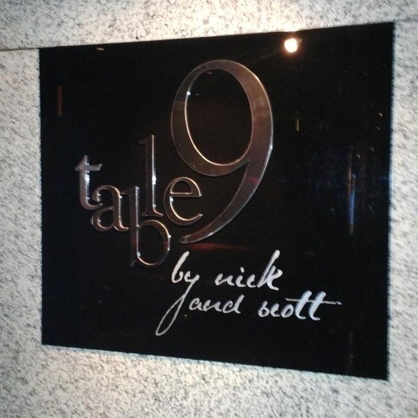 รูปภาพถ่ายที่ table 9 by Nick and Scott โดย Ian C. เมื่อ 6/27/2013