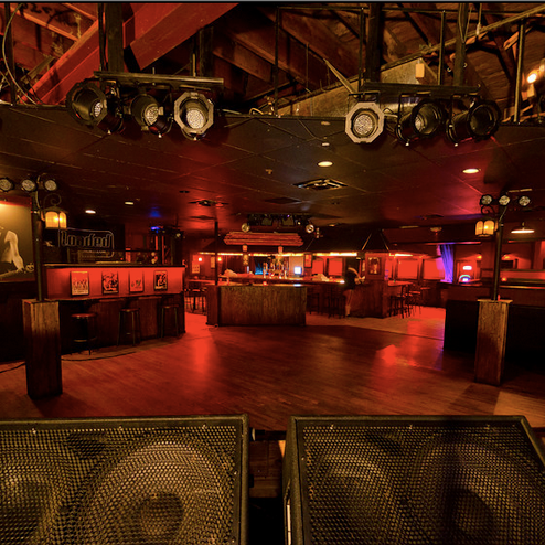 11/11/2013 tarihinde Revolution Bar &amp; Music Hallziyaretçi tarafından Revolution Bar &amp; Music Hall'de çekilen fotoğraf