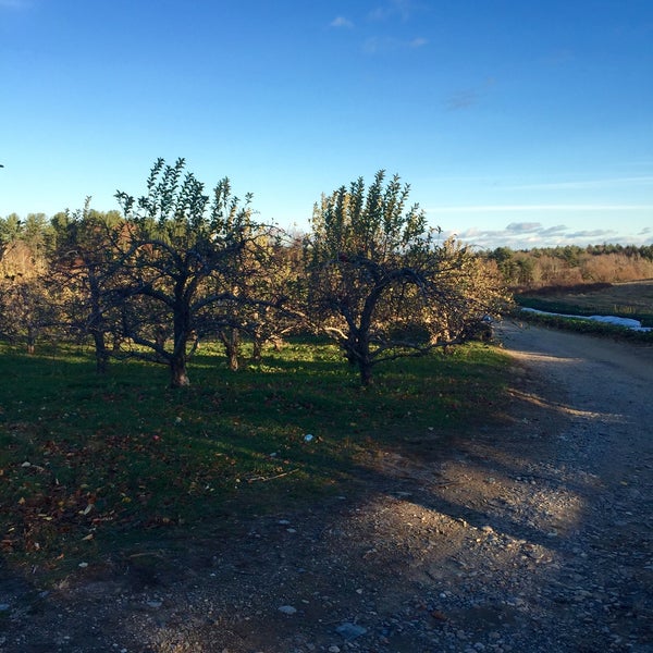 Foto tirada no(a) Applecrest Farm Orchards por Karen D. em 11/14/2015