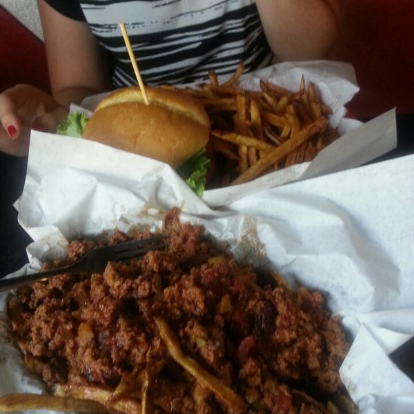 Photo taken at Sinful Burger Sports Grill by Miguel C. on 7/25/2014