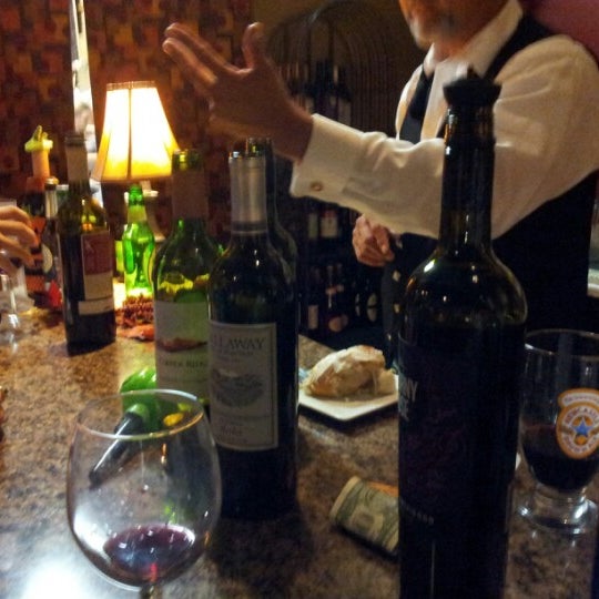 Das Foto wurde bei Stomping Grounds Coffee &amp; Wine Bar von Scott S. am 10/27/2012 aufgenommen