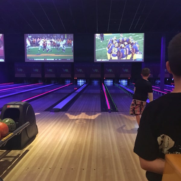 Great spot for families on weekend! Kids can play and the dads can watch football on the huge TVs! Very clean and attentive service! Food is ok, not a fan of the nachos! Lots of places to eat nearby!