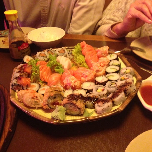 Foto tirada no(a) Zensei Sushi por Lu B. em 5/18/2013