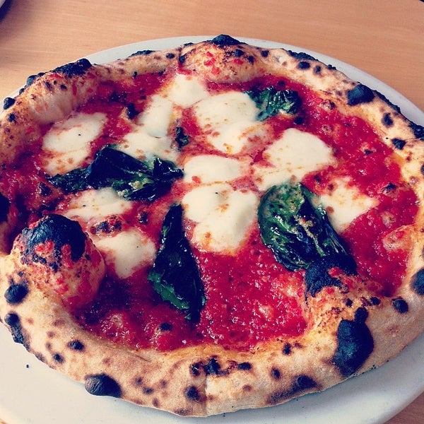 3/13/2014 tarihinde Jean H.ziyaretçi tarafından Pizzeria Ortica'de çekilen fotoğraf