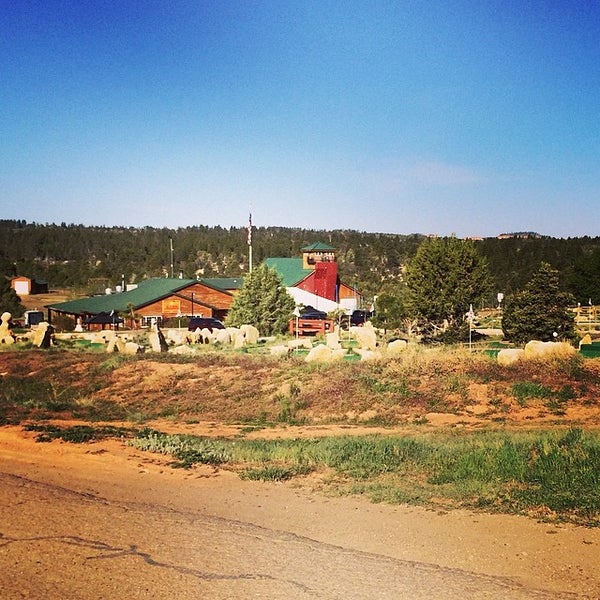 Foto diambil di Zion Ponderosa Ranch Resort oleh Amy Qinchi S. pada 5/19/2014