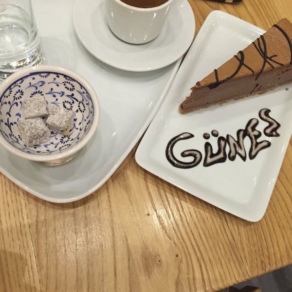 Das Foto wurde bei ENA Cafe &amp; Bistro von Güneş B. am 5/19/2016 aufgenommen