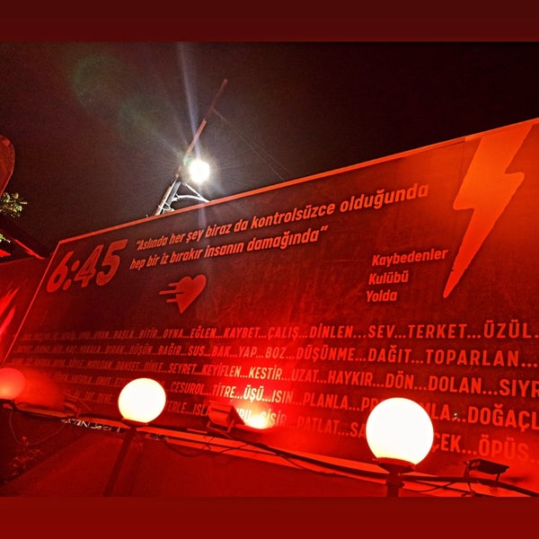 รูปภาพถ่ายที่ 6:45 Kaybedenler Kulübü โดย Esra A. เมื่อ 5/27/2023