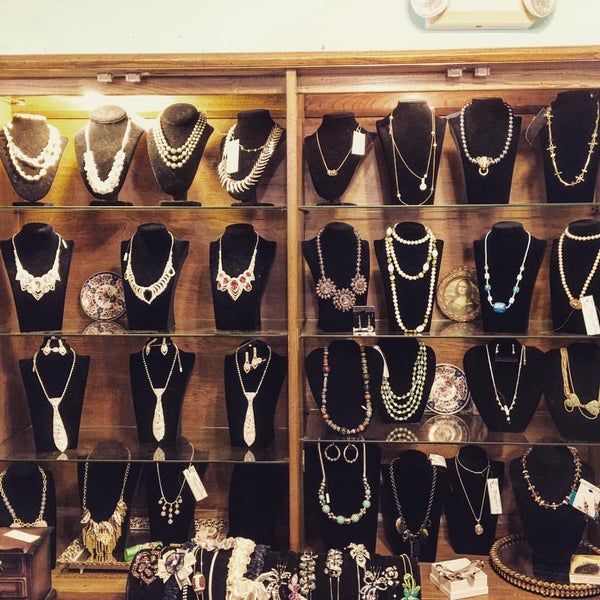 11/20/2015 tarihinde Kate Z.ziyaretçi tarafından LaModaLisa Consignment Boutique'de çekilen fotoğraf