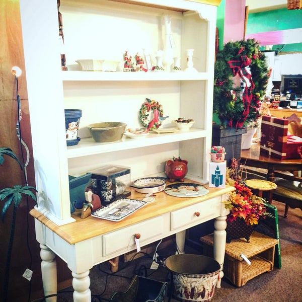 11/25/2015 tarihinde Kate Z.ziyaretçi tarafından LaModaLisa Consignment Boutique'de çekilen fotoğraf