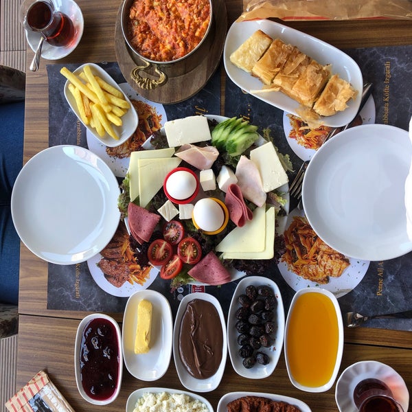 Photo prise au Güzelyurt Dilek Pasta &amp; Cafe Restaurant par Bilge B. le7/30/2020