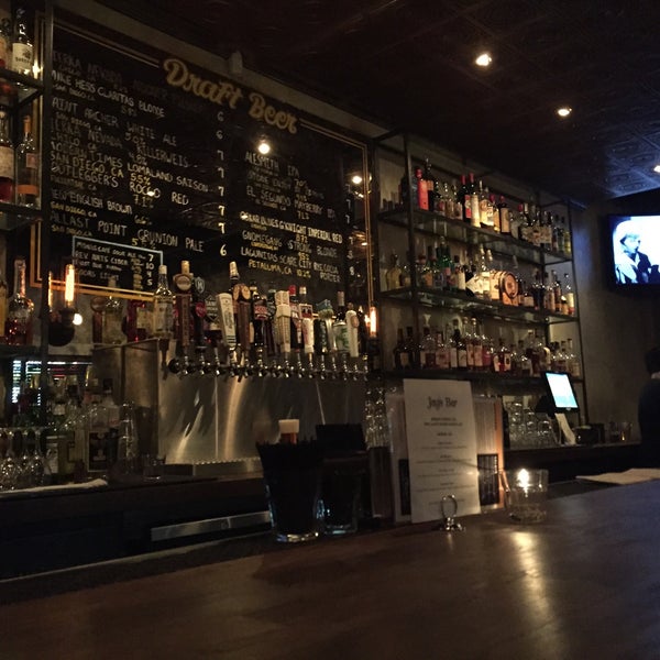 รูปภาพถ่ายที่ Jay&#39;s Bar โดย Frances เมื่อ 2/19/2015