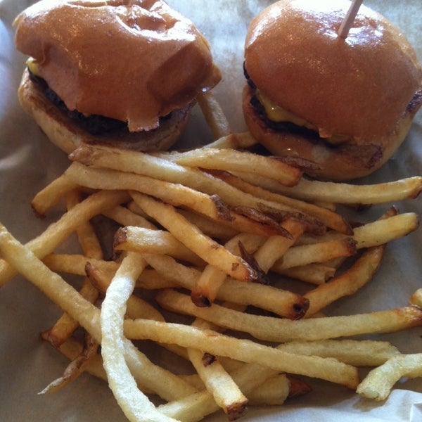 11/3/2013에 Theo S.님이 Juicy Burgers &amp; Dogs에서 찍은 사진