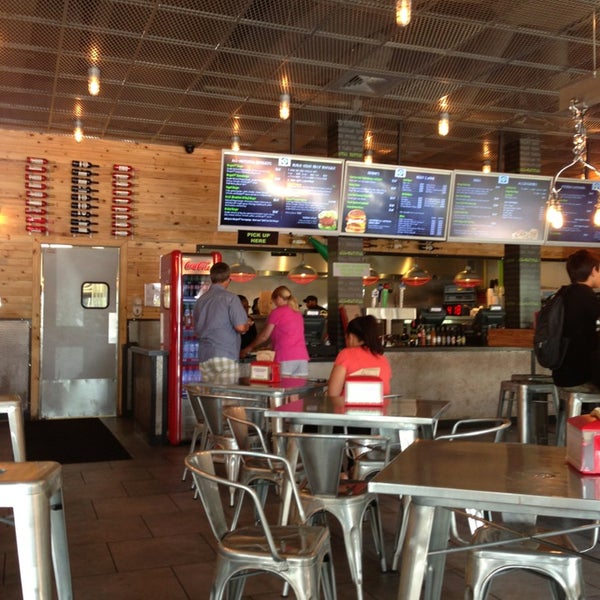 5/26/2013 tarihinde Jeffrey S.ziyaretçi tarafından BurgerFi'de çekilen fotoğraf