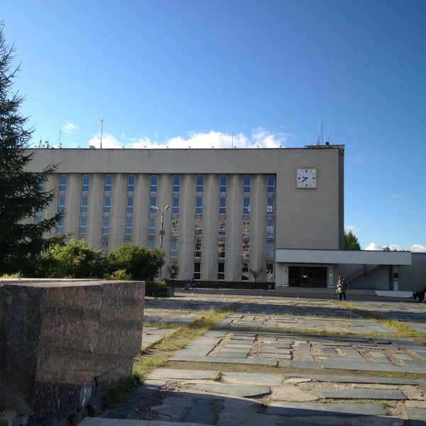 Мончегорск площадь революции