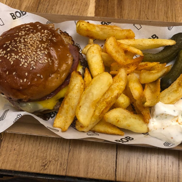 รูปภาพถ่ายที่ B.O.B Best of Burger โดย Mert T. เมื่อ 6/8/2019