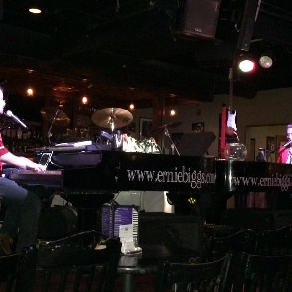 Das Foto wurde bei Ernie Biggs Chicago Style Dueling Piano Bar von Trisha K. am 5/31/2014 aufgenommen